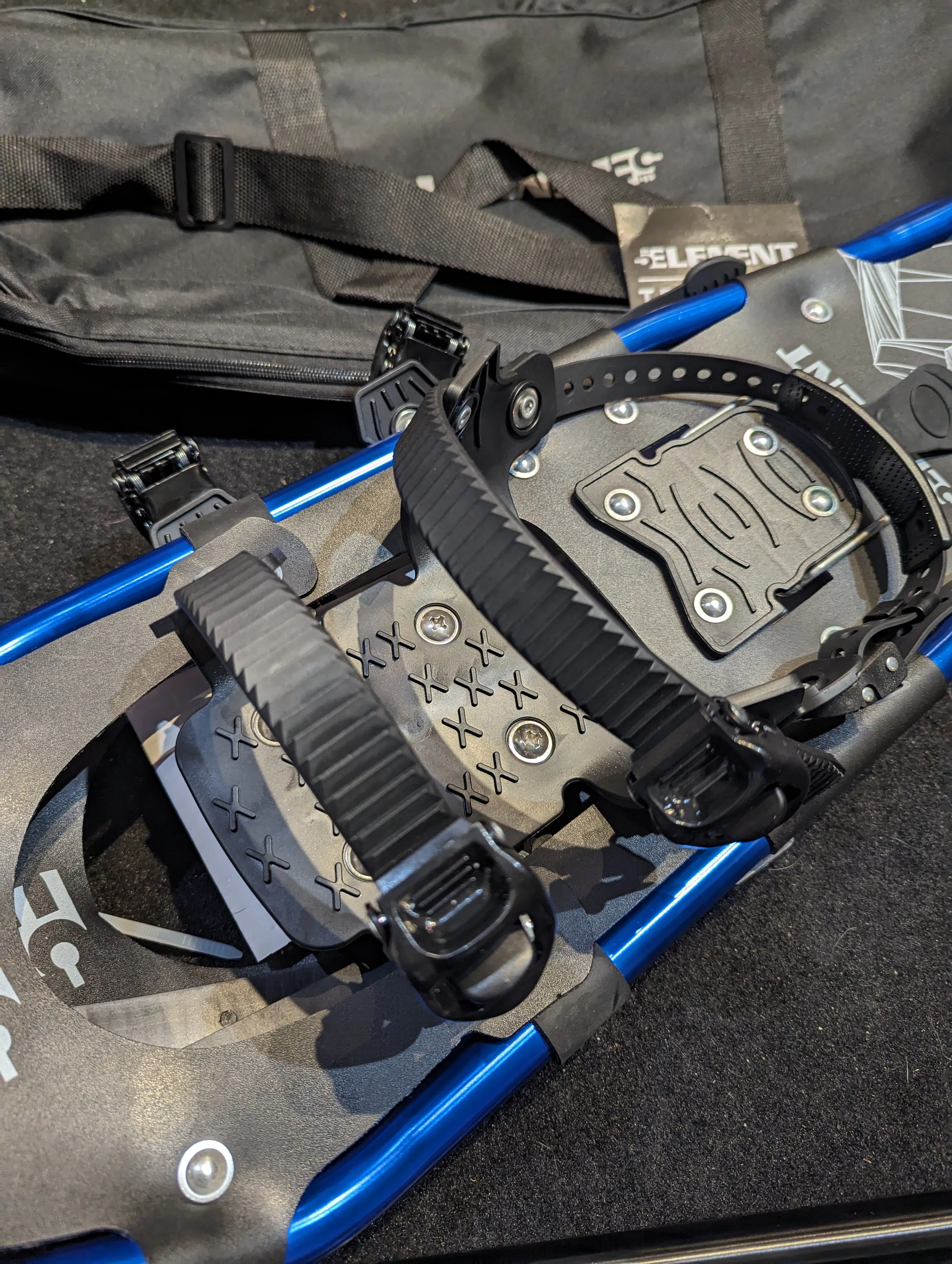 5th Element Traverse snowshoes w/ poles and bag 25 in